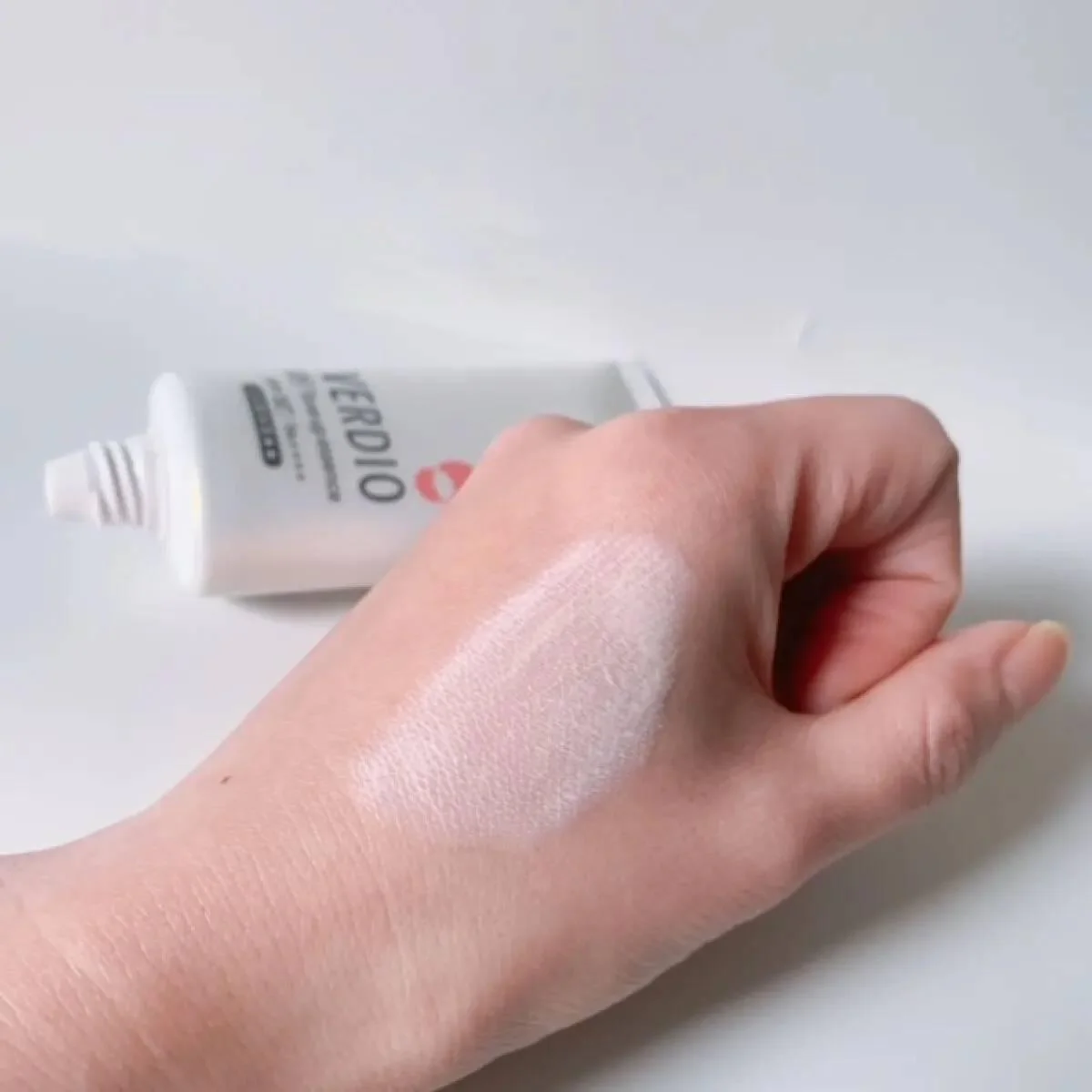 Verdio Tone Up UV Essence Rose Tinted Sunscreen SPF50+ 70g - Image 4